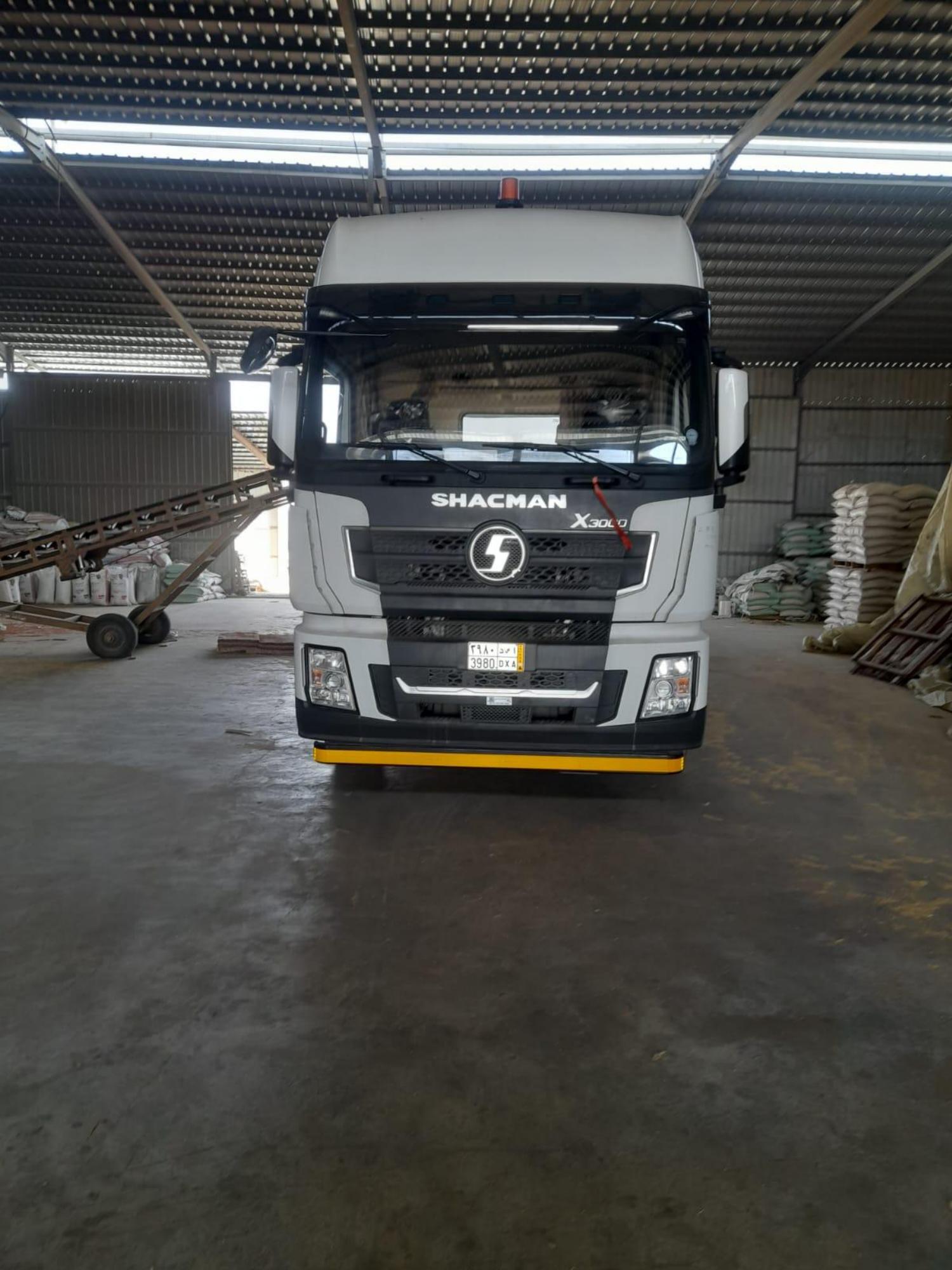 Shacman truck, plate 3980 DXA